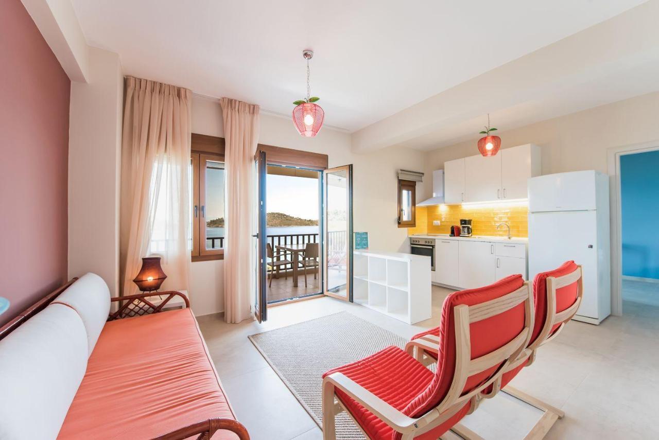 Nereus & Oceanus Beachfront Apartments, Lagonisi Beach #Feelslikehome 오르모스 파나기아스 외부 사진
